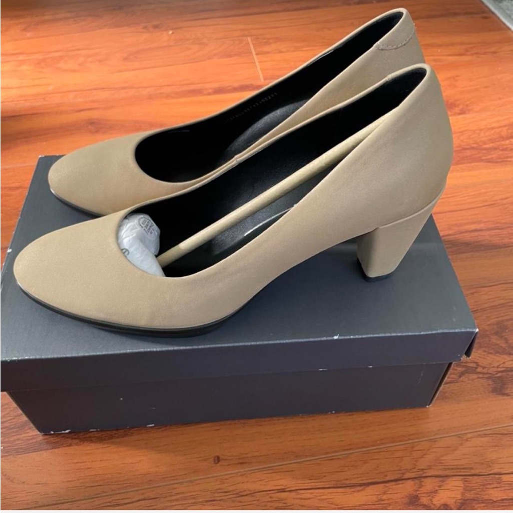 Ecco Women's Classic Tan Heels